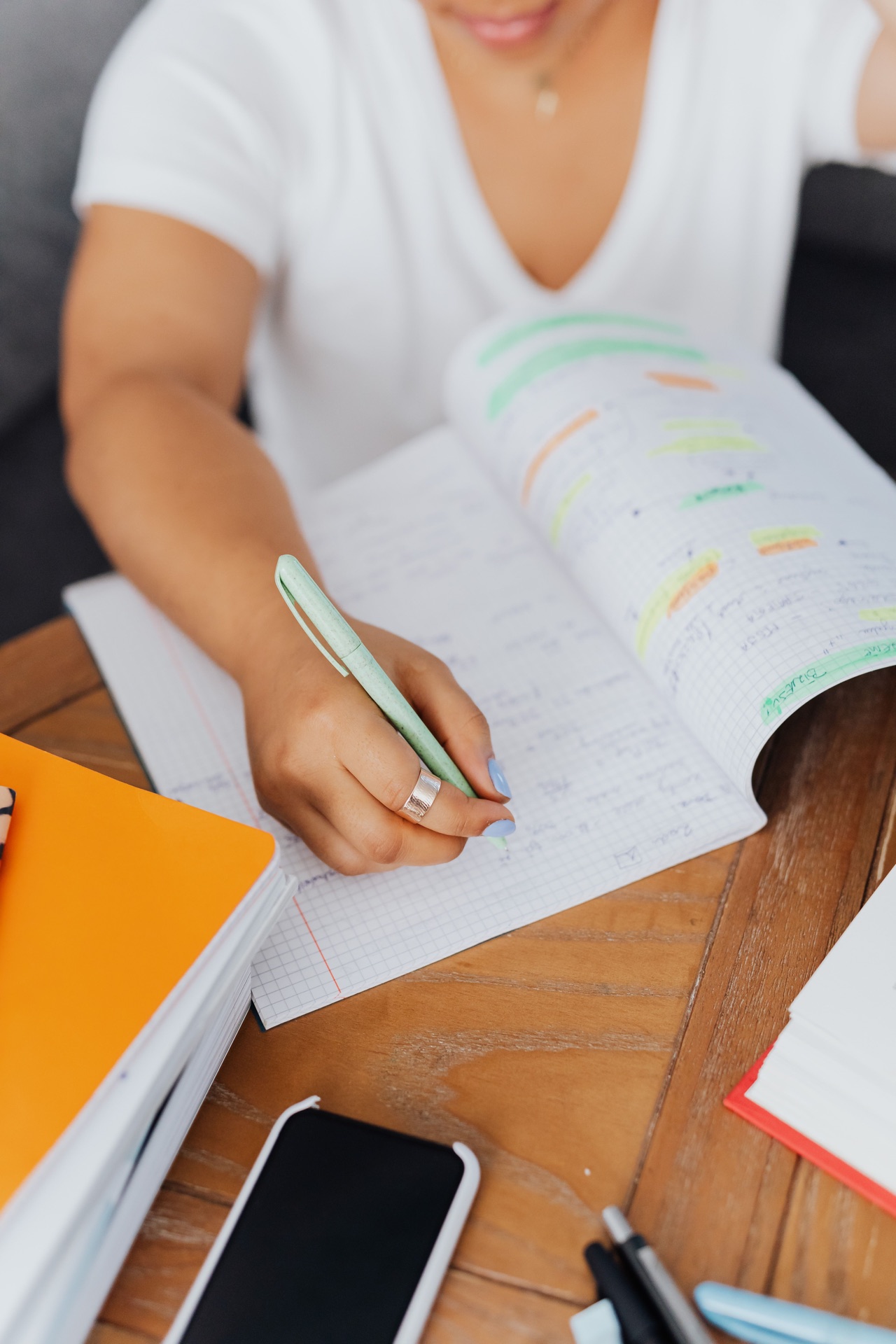 ノートに英語を書きながら時間配分を練習する学習者